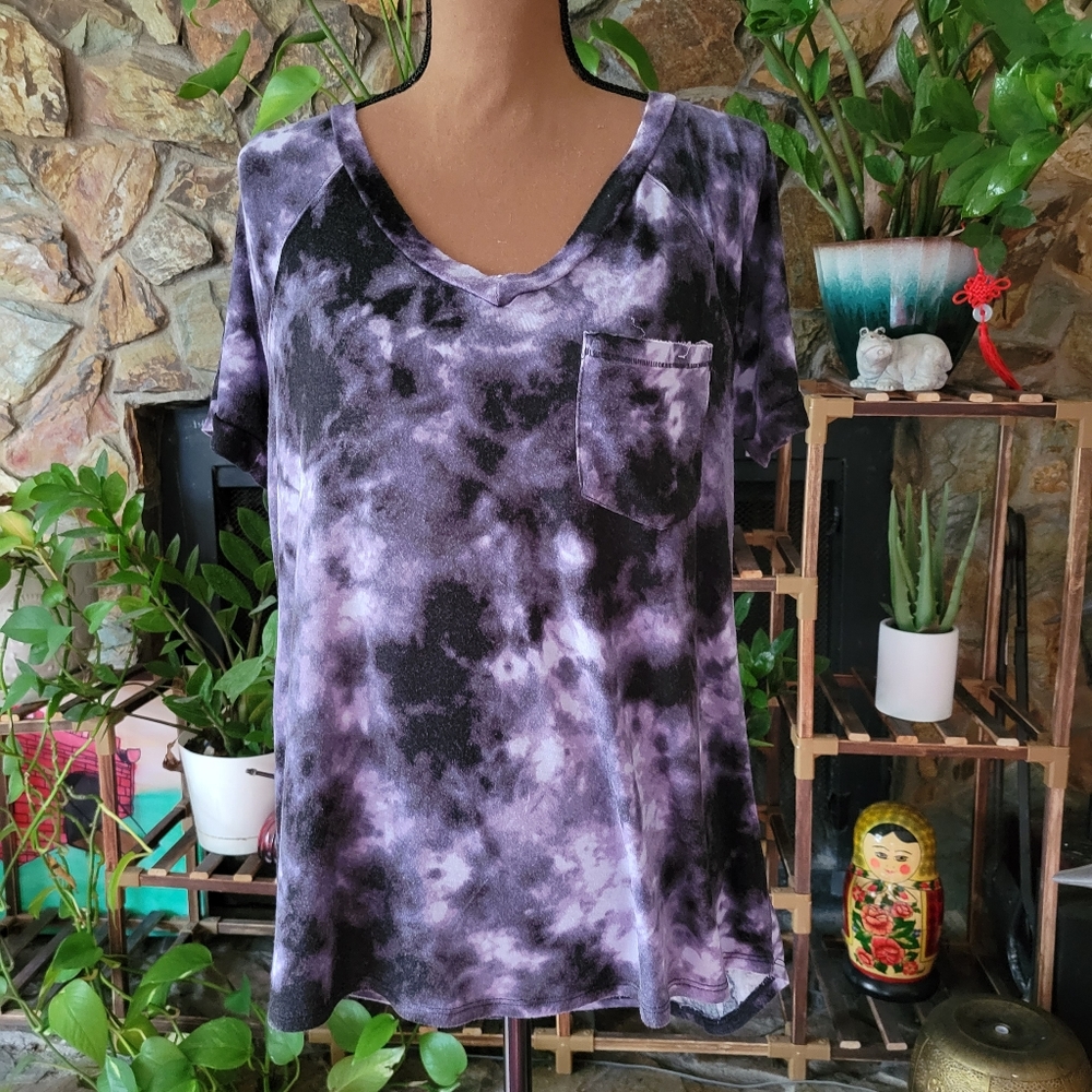 Used Women's Distressed Rock and Republic Extra Soft T-shirt Size Medium